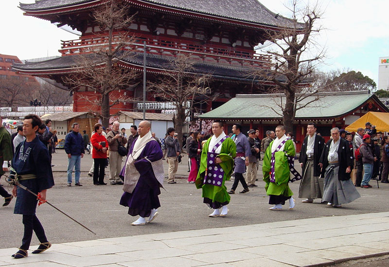 淺草神社に向かう僧侶たち