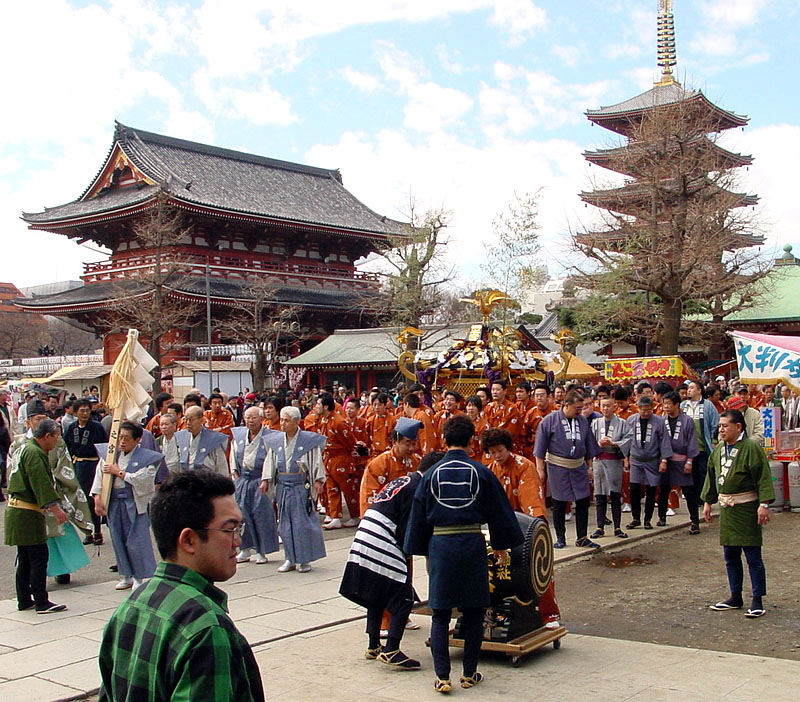 淺草神社に向かう本社神輿の行列