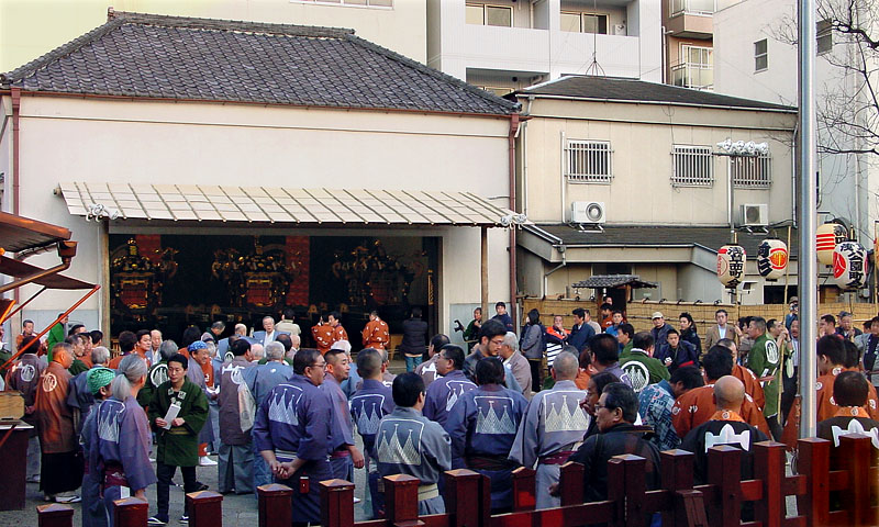 淺草神社拝殿右（東）の神輿庫に参集した氏子たち