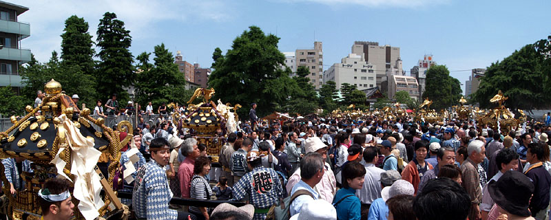 観音裏広場に集結した107基の町神輿（左半分）