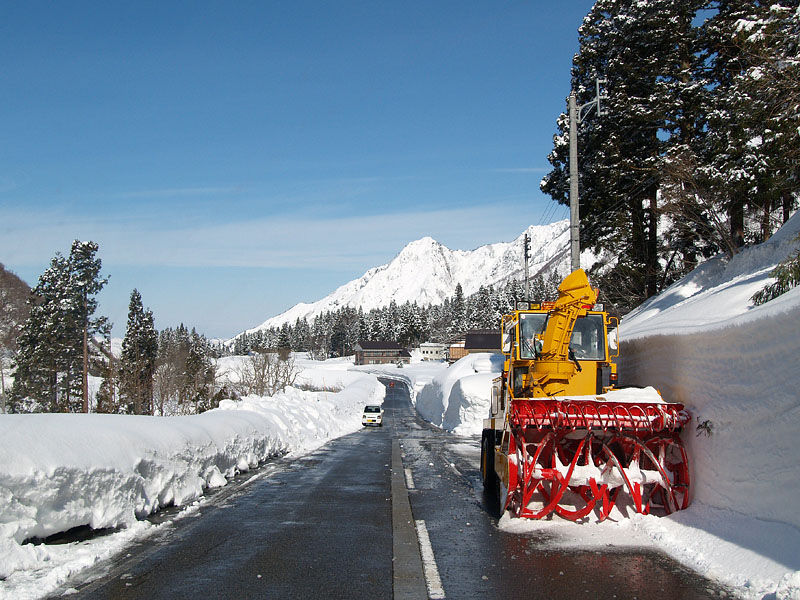 雪国のライフラインを支える除雪車