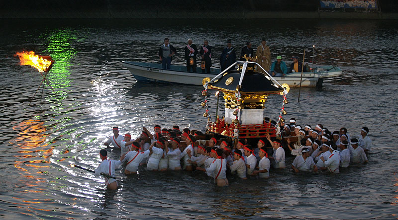 桂川を渡る裸神輿
