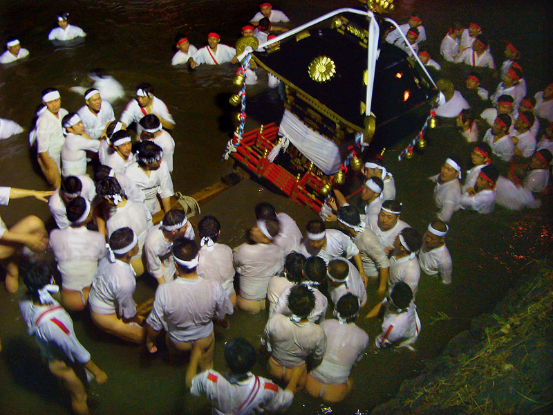 川から上がるお上り神輿 / 若宮八幡神社裸祭り　2006.11.5