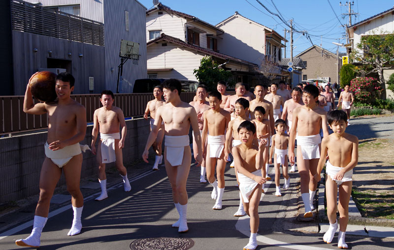 共有会館から共用玉を受け取って諏訪神社に向かう緑町区と南町区の裸たち　2019.01.03 10:47