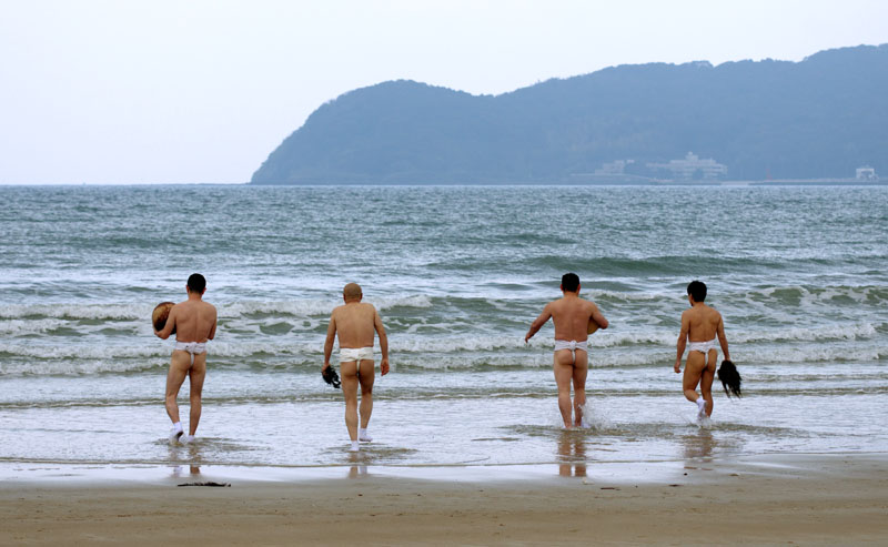 南町区の裸たちが福間海岸（福間浦）に到着　09:00