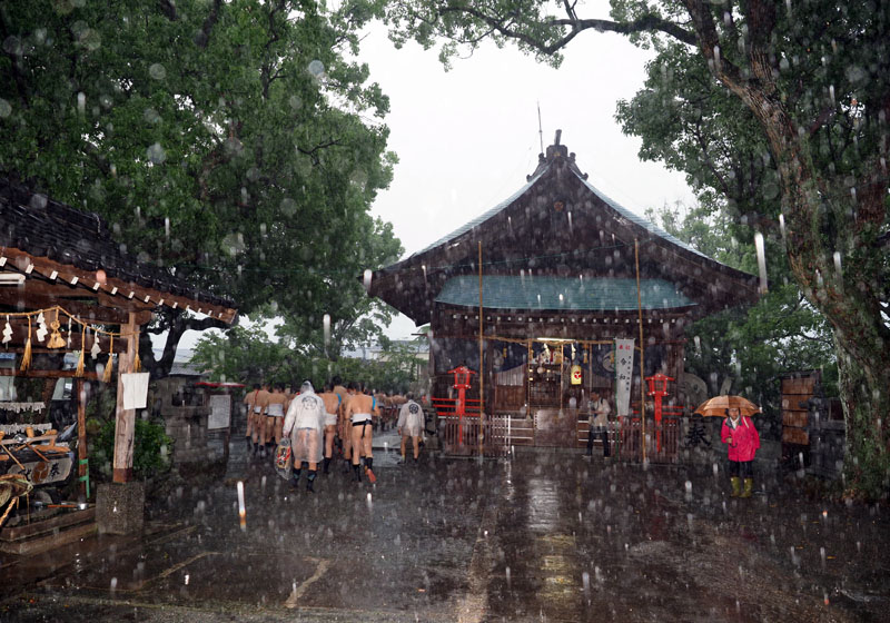 【五】 岡流の宮入り　〜大雨の中、祇園様を奉る境内社「須賀神社」へ〜　18:11