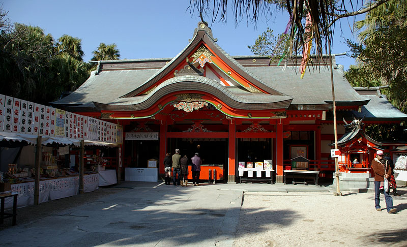 青島神社の拝殿と本殿