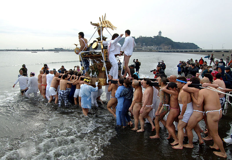 海に入る小動會の神輿