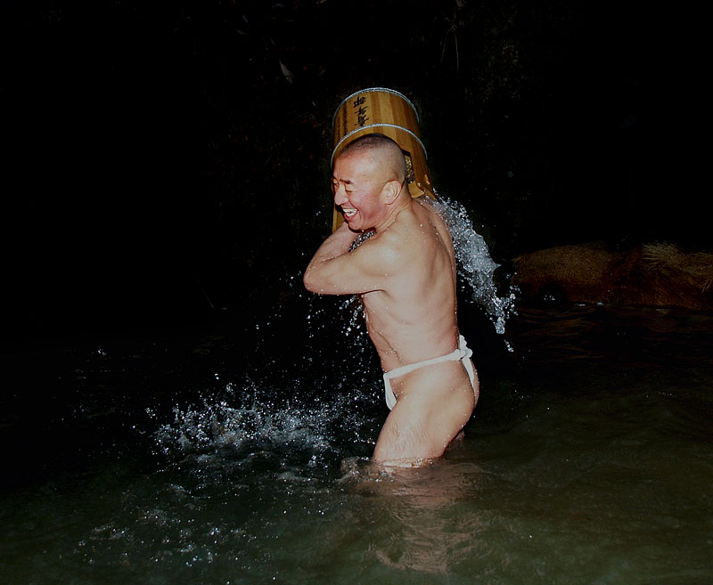 笑いながら水を被る長谷川昇司さん（裸参り） / 2007.2.24