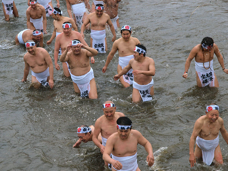 転びながら冬の杭瀬川を渡る男たち