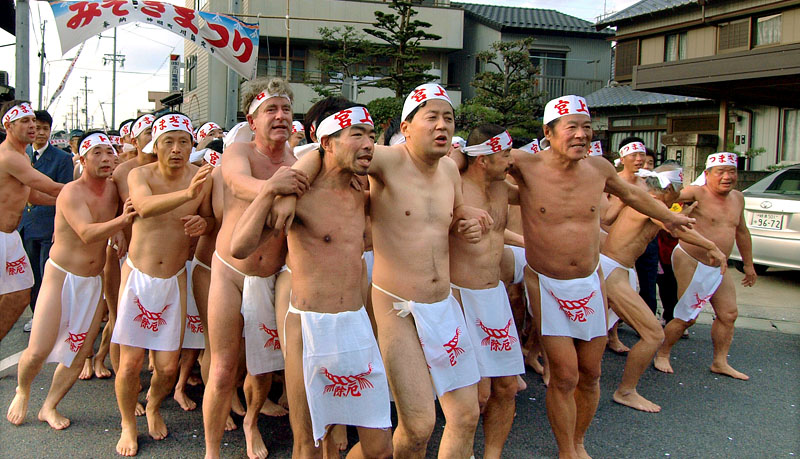 長良川を目指す裸男たち