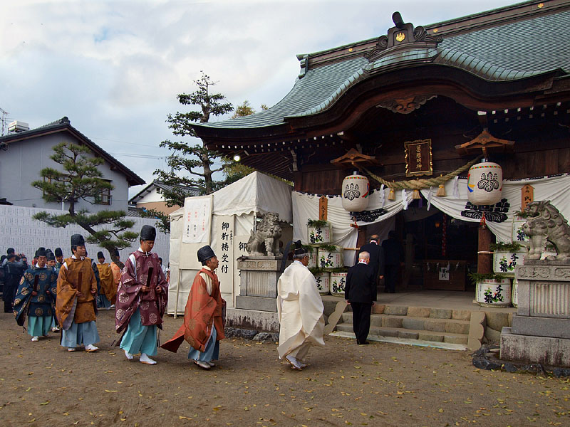 葛懸神社拝殿に入る宮司ら神職と氏子長老たち