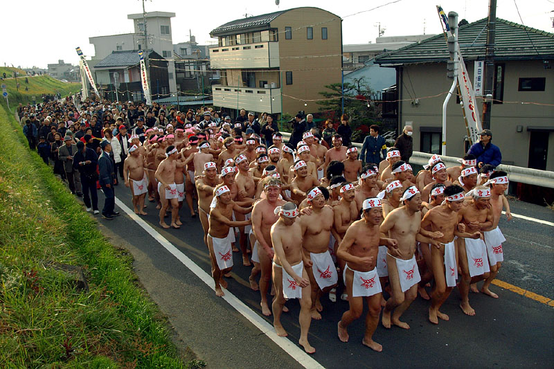 長良川沿いの道路を進む裸の集団