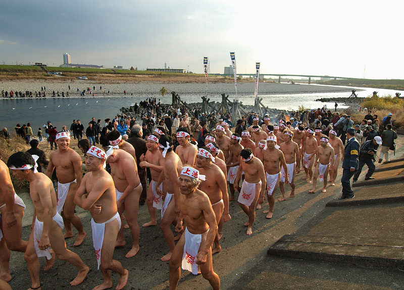 神社に引き揚げる裸たち