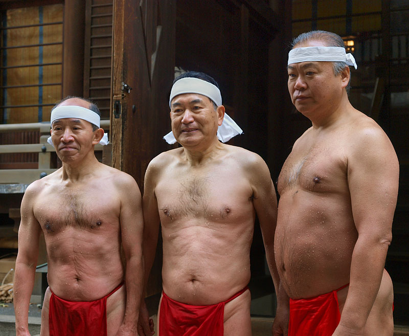 還暦記念赤褌水浴を果たした３人（左から三木芳樹さん・筆者・平野五雄さん）