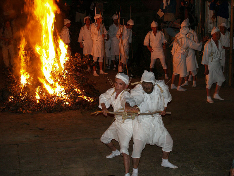 ケベス（右）とトウバの格闘/ケベス祭り　 2007.10.15