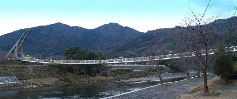 駅館川の鷹栖つり橋