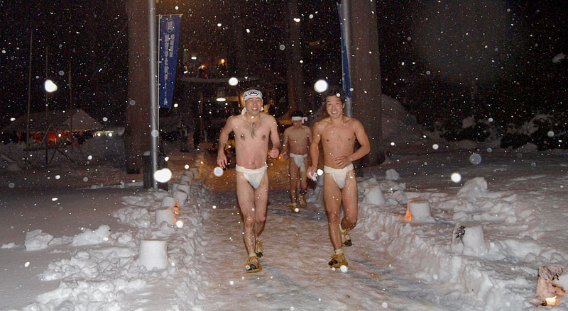 雪中参道を走る裸たち