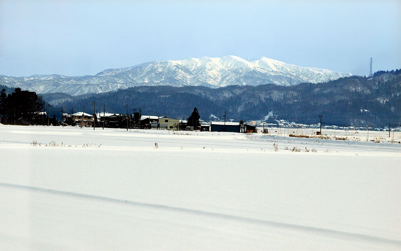 雪国・長岡市郊外から見た守門岳（1,537m）