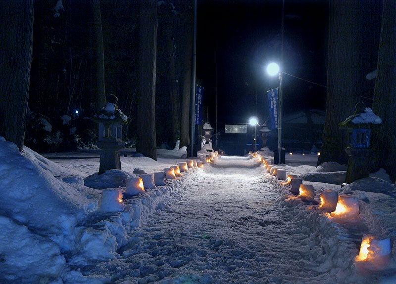 雪灯籠が美しい参道入口