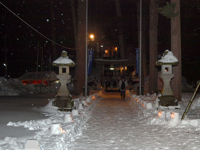 巣守神社の雪の参道