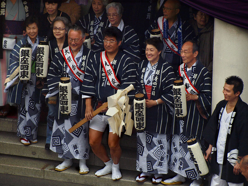 歌舞伎座の玄関で神輿を出迎える銀座四丁目東の役員たち