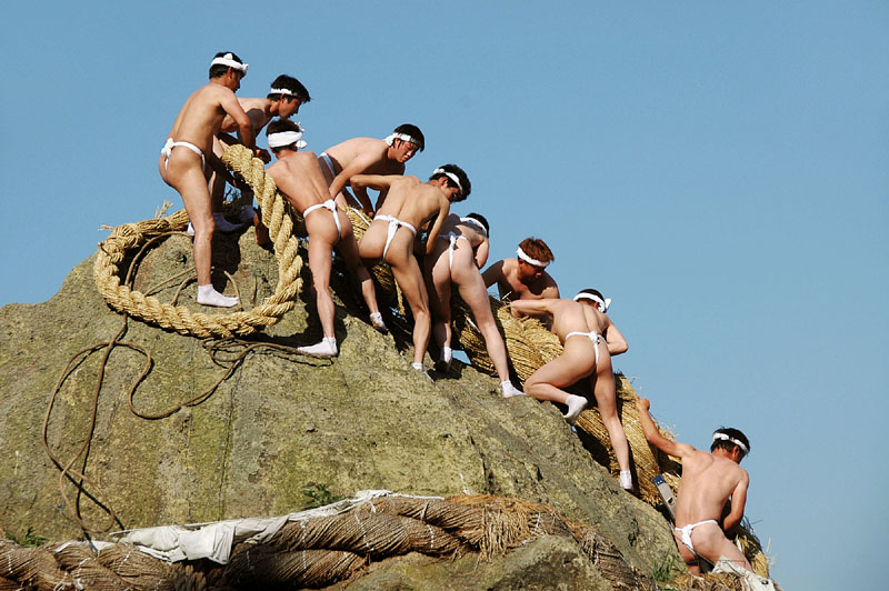 ９人の海の若者たちで行われる裸の神事