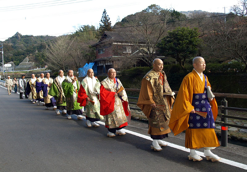 天念寺講堂に向かう盛装の僧侶たち