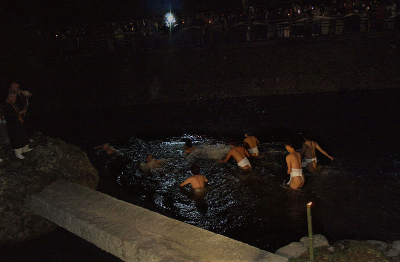川中島のまわりを泳ぐ