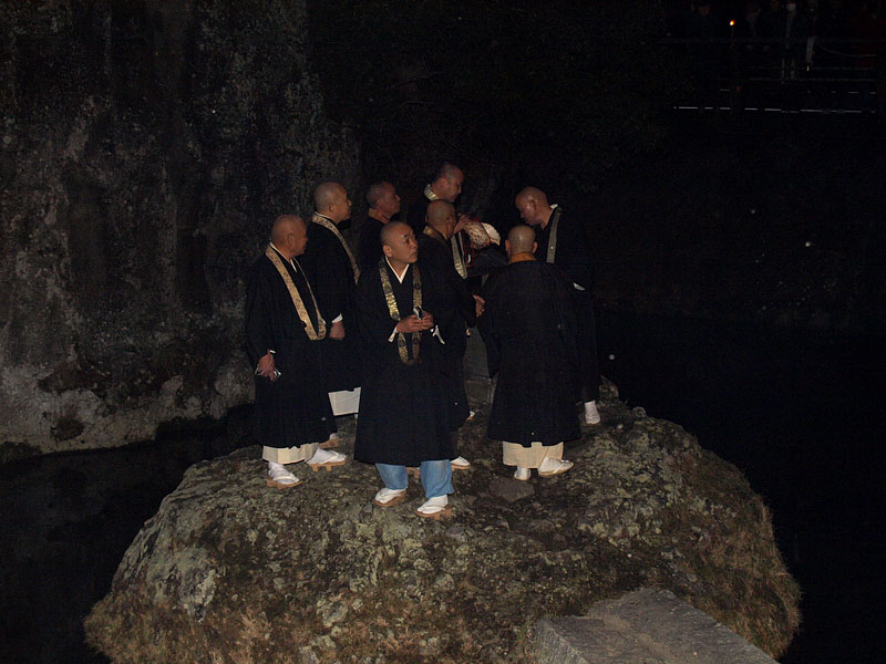 川中島に集合した僧侶たち