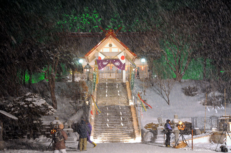 ライトアップされた雪中の佐女川神社本殿