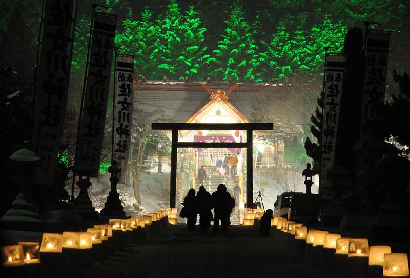 掲載写真 / アイスキャンドル（氷灯籠）が誘う佐女川神社