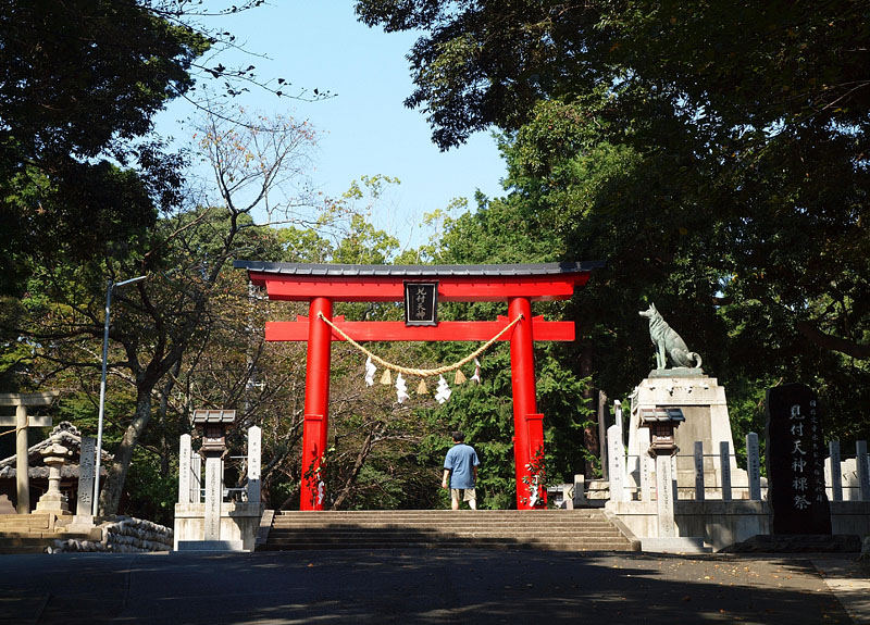 赤鳥居と悉平太郎の銅像