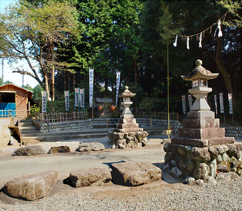 六ッ石と山神社