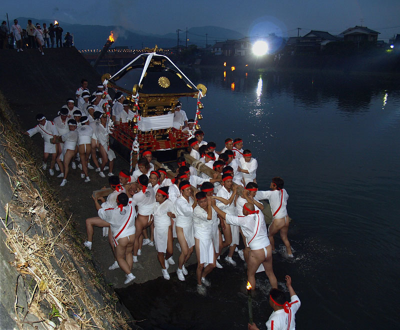 スポットライトを浴びて桂川に入る若宮神輿　17:27