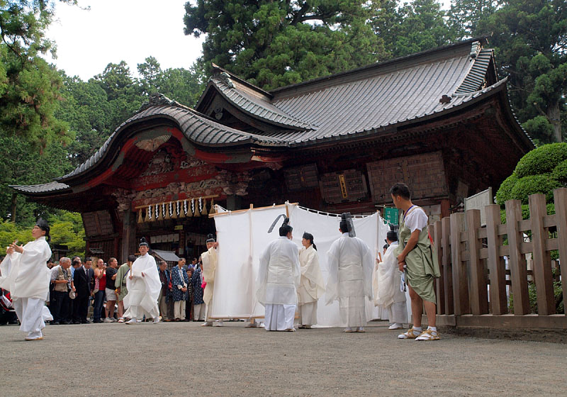 冨士浅間神社の御神霊が絹垣に囲まれて西隣りの諏訪神社に遷御　15:45