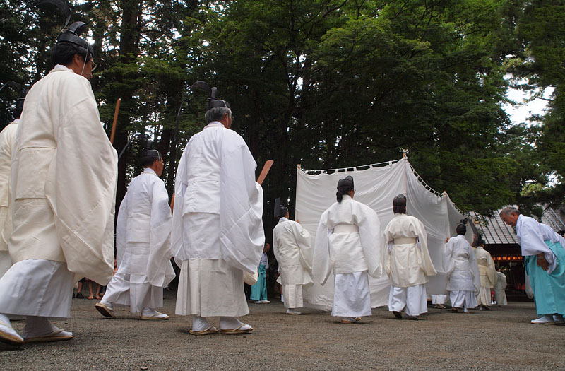 厳かに諏訪神社に向かう白衣の行列