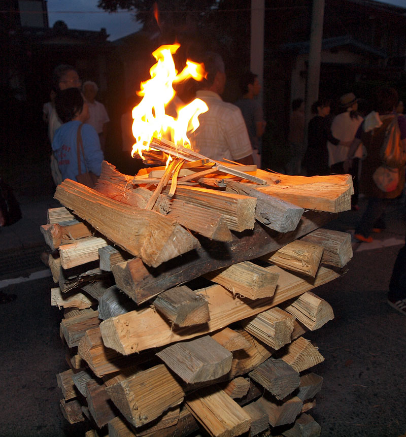 井桁に組んだ薪の上にヤニ木が置かれて点火