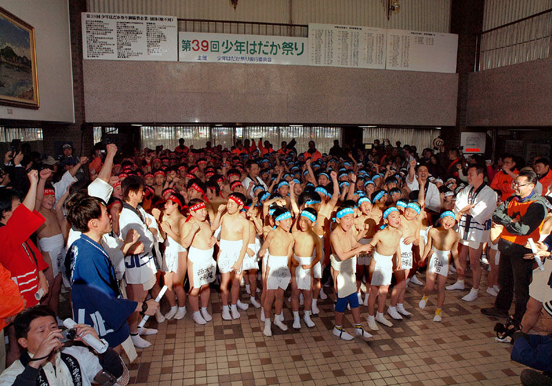 450人が参加した少年はだか祭り出発式/西大寺市民会館　2010.2.20 15:46