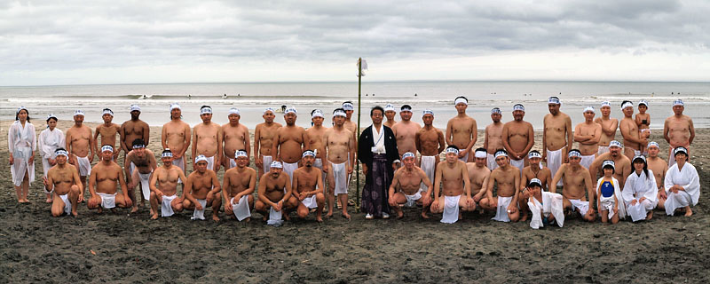 パンフレットに採用された第１回夏越の禊の記念写真/九十九里浜釣ヶ崎海岸　2010.6.27