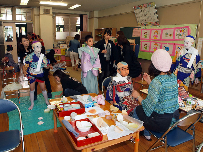 新富座こども歌舞伎の楽屋となった教室/中央区立中央小学校　2010.5.2. 12:40