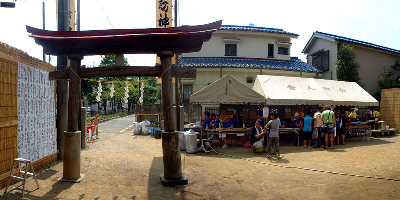 諏訪神社の鳥居と受付のテント
