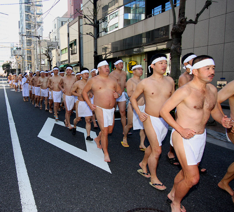 二列縦隊で走る裸の集団