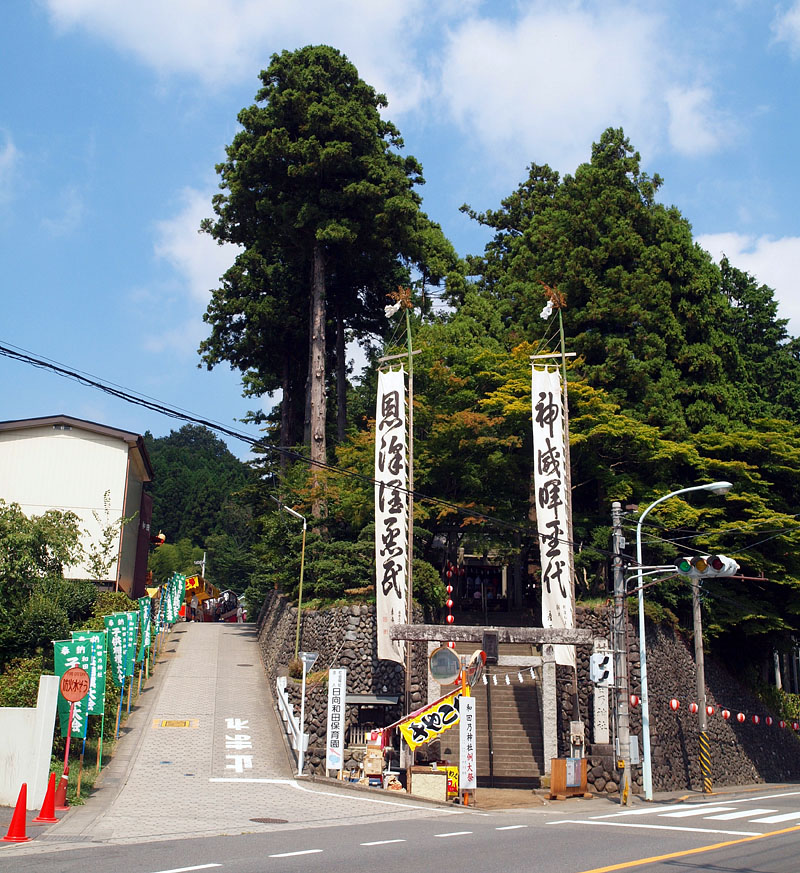 和田乃神社の入口/青梅街道　2010.9.5 10:43