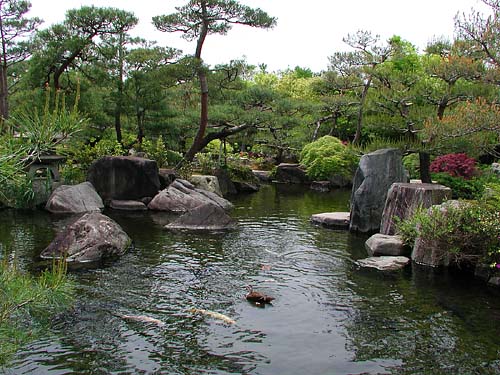 築山池泉の庭