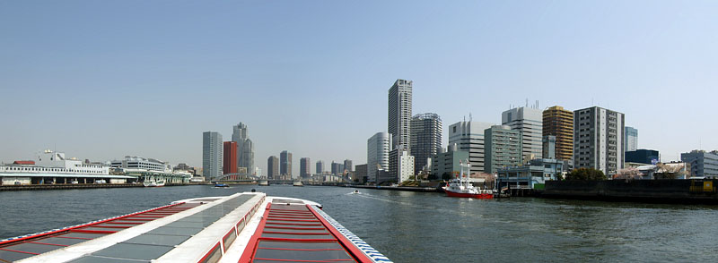 隅田川に入る水上バス「竜馬」