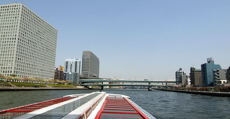 日本橋箱崎町（左）と佐賀（右）を結ぶ二層式の隅田川大橋