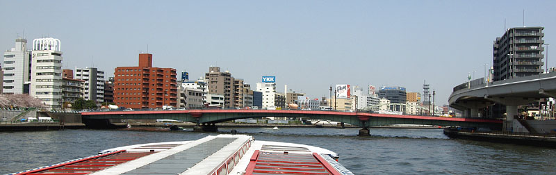 東日本橋（左）と両国（右）を結ぶ両国橋