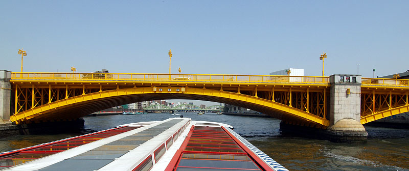 蔵前と横網を結ぶ黄色の蔵前橋