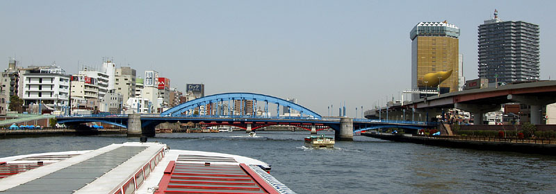 雷門（左）と東駒形（右）を結ぶ駒形橋